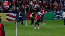 VIDEO: Detik-detik Penyusup Berhasil Lolos dan Peluk Cristiano Ronaldo