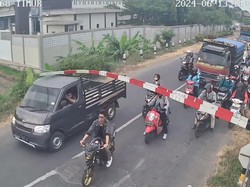 Viral Pikap Tabrak Palang Pintu Pelintasan KA di Kediri Berujung Klarifikasi