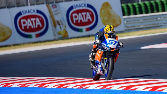 Pembalap Indonesia dari tim BrCorse Aldi Satya Mahendra menjadi juara dunia balap motor Supersport 300 2024, Minggu (20/10).