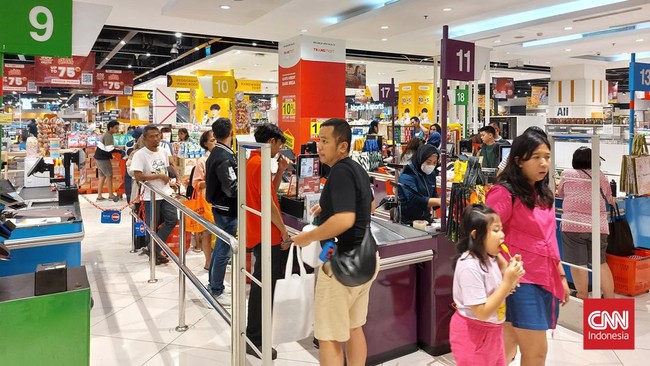 Selama gelaran Transmart Full Day Sale hari ini (15/12), aneka produk kebutuhan harian mulai dari minyak goreng hingga sabun diskon gede-gedean.