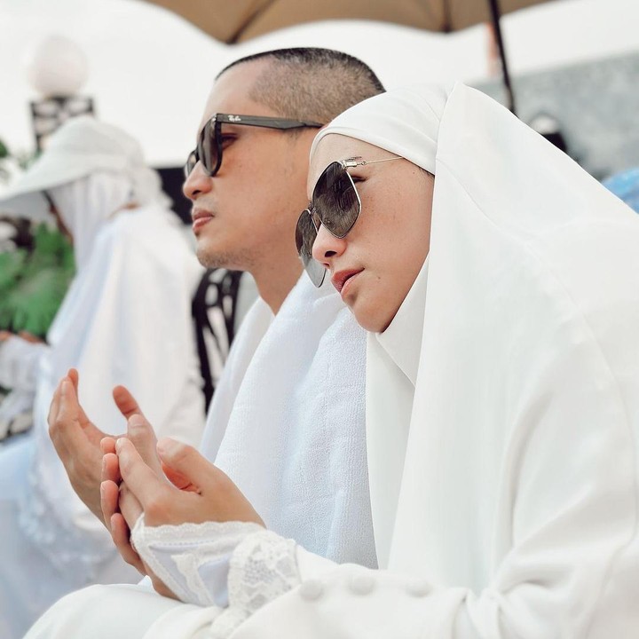 <p>Pasangan artis Citra Kirana dan Rezky Aditya juga membagikan momen setelah menjalani wukuf di Arafah. "<em>Alhamdulillah</em> selesai wukuf di arafah. Ya Allah rasanya ini sunset tersedih buat kita.. duduk berdua di luar minta ampun dan pertolongan Allah swt.. air mata ga berenti turun. Terimakasih ya Allah udah undang kami ke tempat paling mustajab ini, semoga temen2 yang baca juga bisa kesini yaa..aamiin," tulis keduanya. (Foto: Instagram @citraciki)</p>