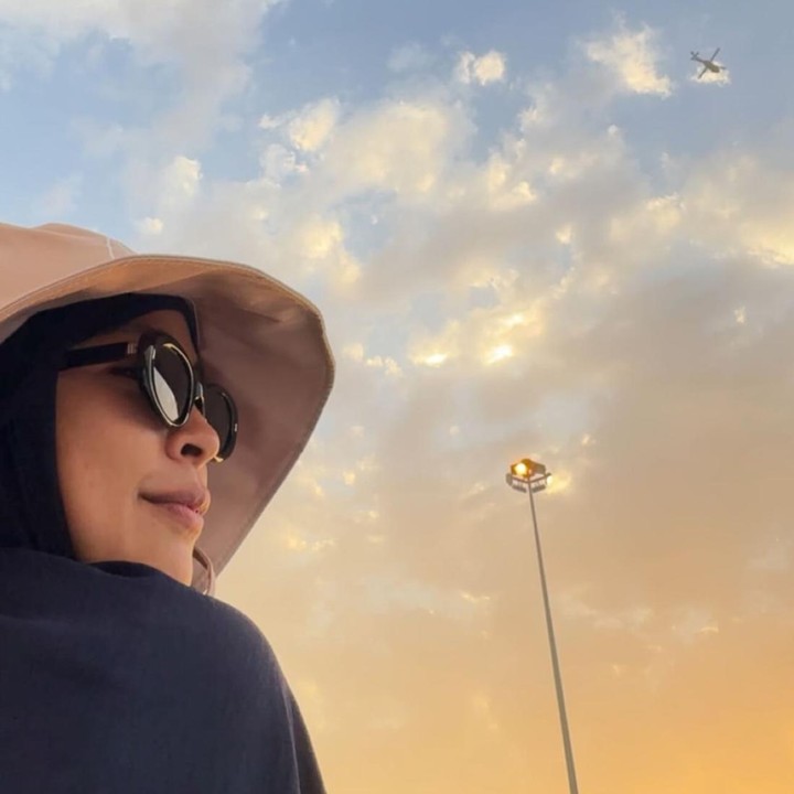 <p>Vokalis band Kotak, Tantri, menunaikan ibadah haji tahun ini bersama suaminya, Arda Naff. Sang suami mengunggah foto istrinya yang tengah memandang langit dan menuliskan <em>caption</em> 'Wukuf Arafah'. (Foto; Instagram @ardanaff/ @tantrisyalindri)</p>
