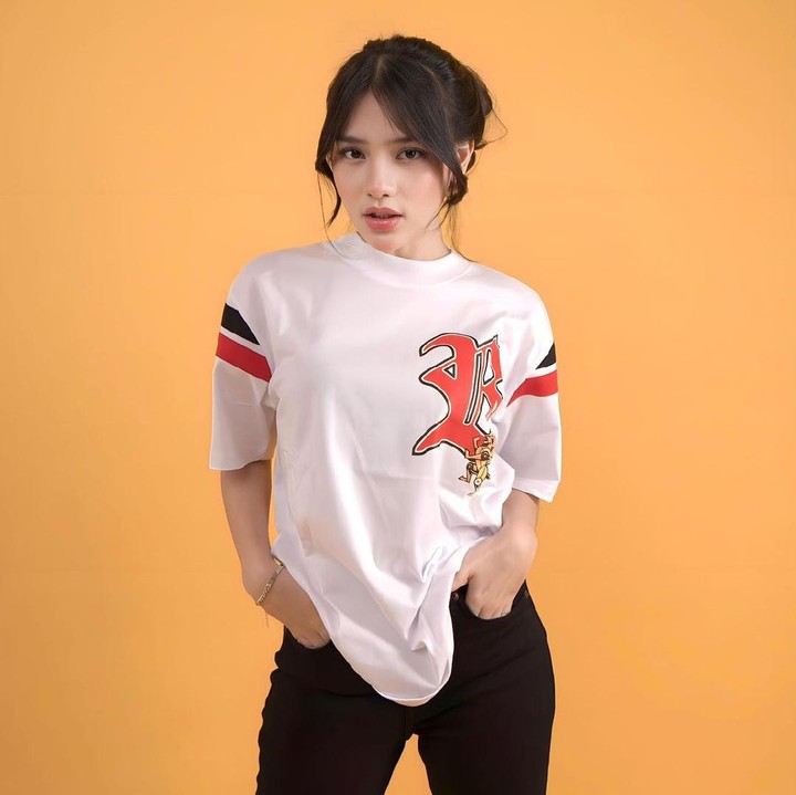 <p>Selain jago akting, Davina berbakat di dunia tarik suara lho, Bunda. Ia sempat membuat <em>cover</em> lagu dan pernah merilis <em>single</em> lagu duet dengan penyanyi dan aktor Devano. (Foto: Instagram @davinaakaramoy)</p>