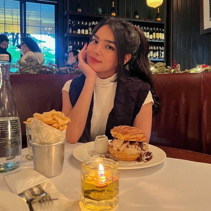 <p>Davina sering membagikan aktivitasnya di media sosial. Selain urusan pekerjaan, perempuan keturunan Minahasa ini juga sering mengunggah OOTD penampilannya yang stylish di Instagram. (Foto: Instagram @davinaakaramoy)</p>