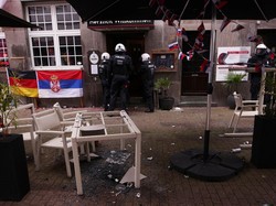Rusuh! Fans Inggris Bentrok dengan Serbia, Kursi dan Meja Berterbangan
