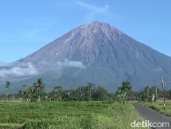 Gunung Semeru Luncurkan 6 Kali Guguran Lava Pijar Sejauh 1 Km
