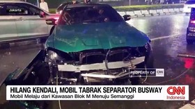 VIDEO: Hilang Kendali, Mobil Tabrak Separator Busway