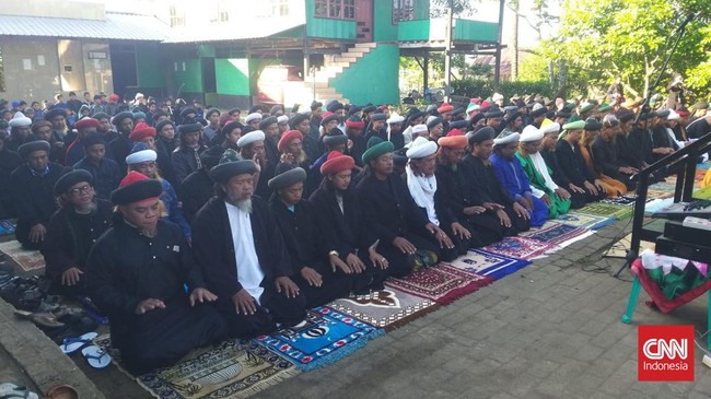 Jemaah An Nadzir nan berada di Kabupaten Gowa, Sulawesi Selatan, hari ini melaksanakan Salat Idul Adha 1445 Hijriah, Minggu (16/6).