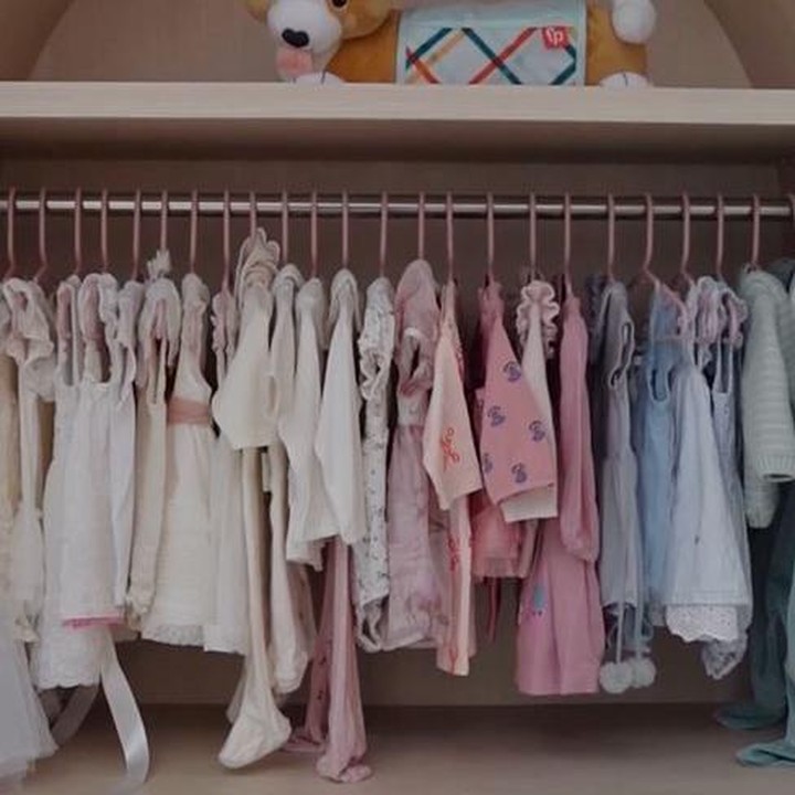 <p>Lemari baju putri Jessica Mila berisi pakaian menggemaskan dan boneka. Kebanyakan pakaian <em>baby</em> Kyarra berwarna pastel, mulai dari biru muda, merah muda, hingga <em>cream</em> atau putih gading. (Foto: Instagram @jscmila)</p>