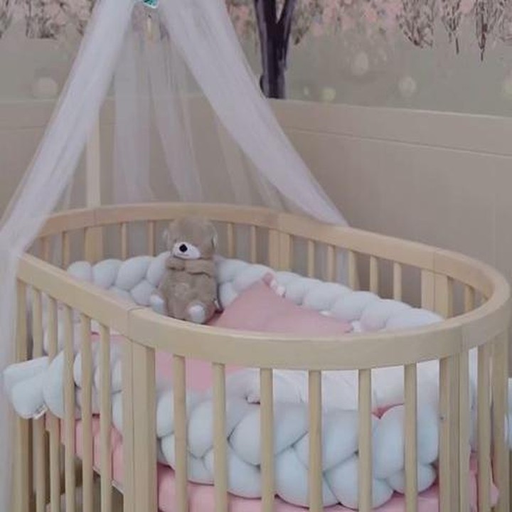 <p>Di sudut kamar, Jessica Mila meletakkan boks tempat tidur bayi yang terbuat dari kayu. Box tempat tidur ini terlihat sangat klasik, berbeda dengan boks bayi modern. Meski begitu, desain boks sangat cocok dengan nuansa kamar bayi. Tak jauh dari boks bayi juga terdapat sofa putih. (Foto: Instagram @jscmila)</p>