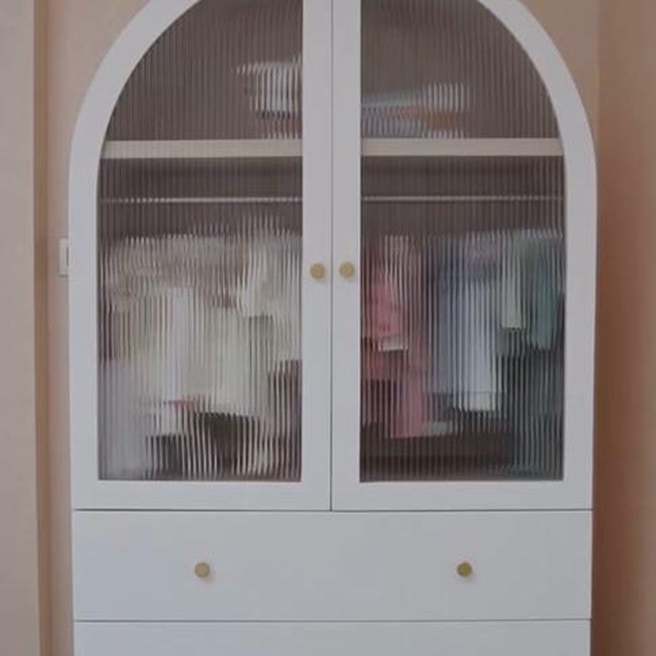 <p>Selain boks tempat tidur dan sofa, Jessica Mila juga menyiapkan lemari baju untuk <em>baby</em> Kyarra nih. Lemari berwarna putih ini juga diletakkan di sudut kamar. (Foto: Instagram @jscmila)</p>