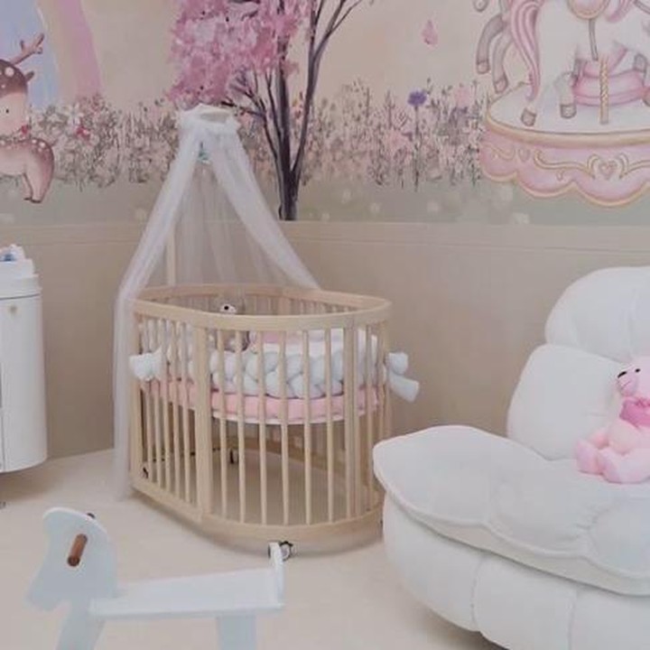 <p>Dinding kamar anak Jessica Mila dihias dengan <em>wallpaper</em> gambar tanaman dan binatang rusa kantun, serta carousell dan pohon bunga berwarna merah muda. Meski tampak ramai dengan gambar, pilihan <em>wallpaper</em> di kamar ini tetap memberikan kesan elegan dan mewah. (Foto: Instagram @jscmila)</p>