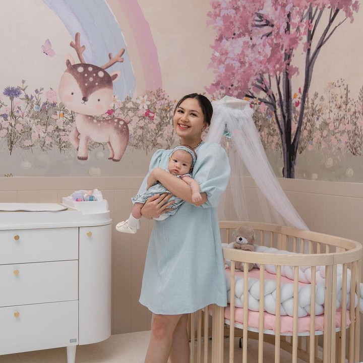 <p>Artis Jessica Mila membuat kamar bayi khusus untuk anak pertamanya, Kyarra Arunika Hasibuan. Kamar ini terlihat mewah dengan dekorasi bernuansa warna pastel. Beberapa netizen menyebut kamar mirip seperti kamar <em>princess</em>, Bunda. (Foto: Instagram @jscmila)</p>