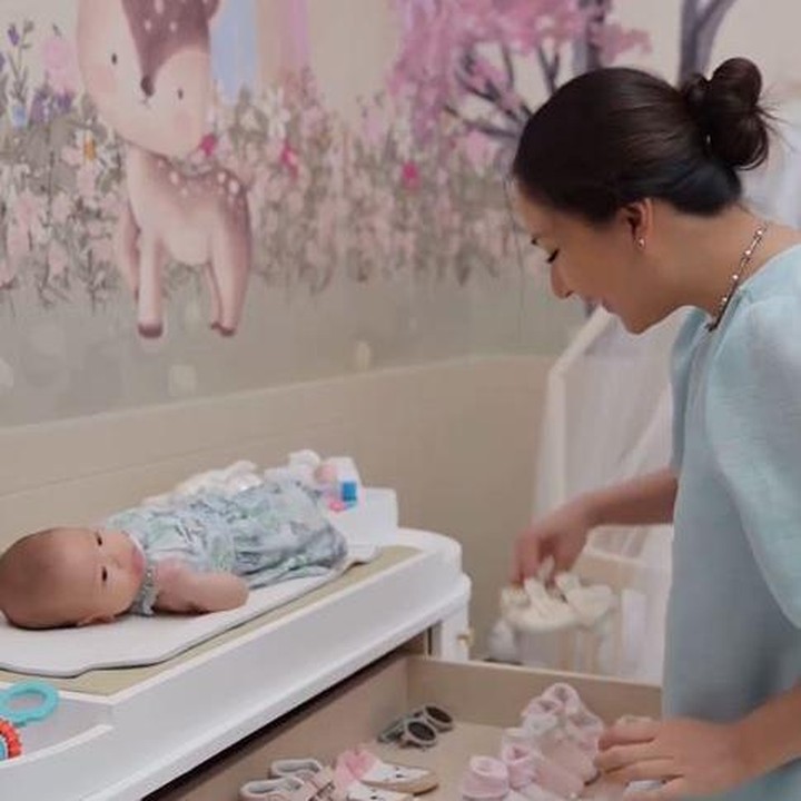 <p>Di kamar ini juga terdapat<em> diaper changing table</em> atau meja untuk mengganti popok. Desain meja cukup menarik, yakni dilengkapi laci-laci untuk menaruh perlengkapan <em>baby</em> Kyarra, seperti tempat sepatu. (Foto: Instagram @jscmila)</p>