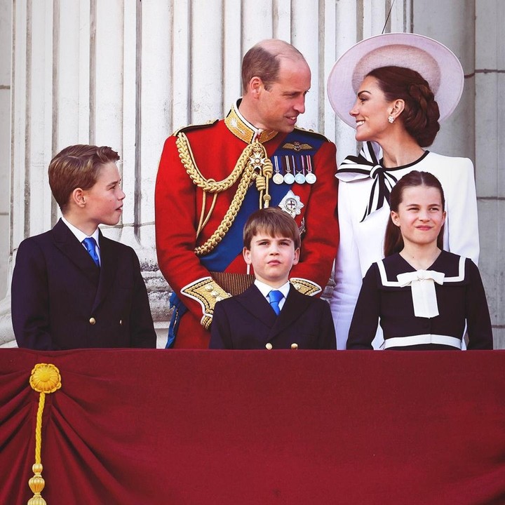 <p>Saat melihat parade Trooping the Color di balkon Buckingham Palace, Kate selalu memamerkan senyum manisnya. Dalam satu momen, Princess of Wales ini tertangkap kamera tengah bicara dan terseyum pada suaminya. (Foto: Instagram @princeandprincessofwales)</p>