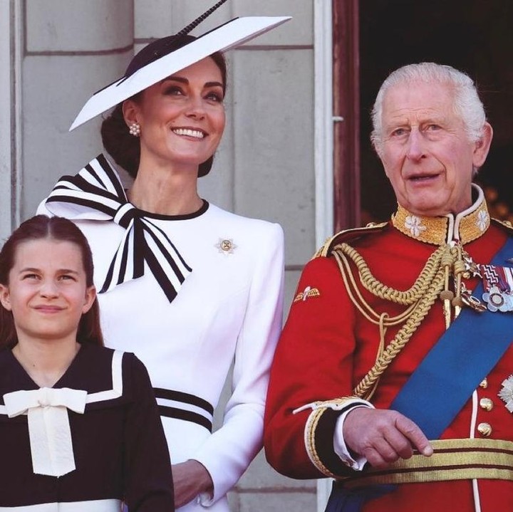 <p>Momen spesial lain yang tertangkap kamera adalah saat Kate berdiri di samping Raja Charles III. Keduanya terlihat sangat menikmati parade Trooping the Color. Ini menjadi kali pertama Kate dan Raja Charles III terlihat bersama setelah keduanya mengumumkan diagnosis kanker yang menghebohkan di awal tahun ini. (Foto: Instagram @princeandprincessofwales)</p>