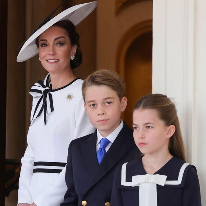 <p>Kate hadir di Buckingham Palace bersama ketiga anaknya dan sang suami Pangeran William. Perempuan 42 tahun ini terlihat anggun mengenakan gaun putih bergaris hitam karya desainer Jenny Packham dan topi berwarna senada karya Philip Treacy. (Foto: Instagram @princeandprincessofwales)</p>