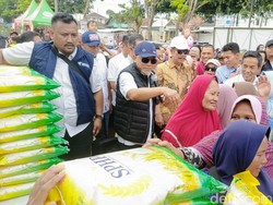Mendag Zulhas Bagikan Beras Bulog Subsidi Gratis ke Warga di Lampung