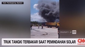 VIDEO: Muatan Solar Dipindahkan, Tiga Truk Terbakar