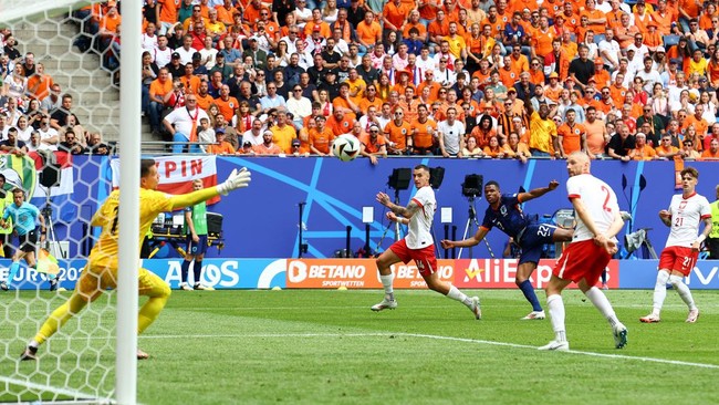 Belanda berhasil meraih kemenangan tipis 2-1 atas Polandia pada matchday pertama Grup D Euro 2024. Berikut klasemen Grup D Euro 2024 usai Belanda vs Polandia.