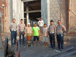 Polisi Bantu Percepat Pembangunan Masjid di Probolinggo