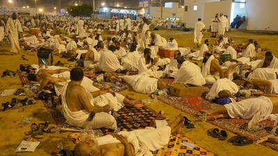 Muslim pilgrims rest in Muzdalifah, on the second day of the annual hajj pilgrimage, near the holy city of Mecca, Saudi Arabia, Saturday, June 15, 2024. (AP Photo/Rafiq Maqbool)