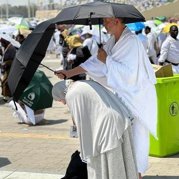 Viral Jemaah Haji Payungi Istri Saat Salat di Jabal Rahmah, So Sweet!