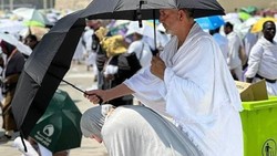 Viral Jemaah Haji Payungi Istri Saat Salat di Jabal Rahmah, So Sweet!