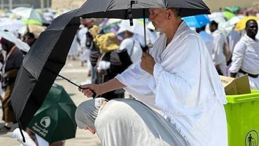 Viral Jemaah Haji Payungi Istri Saat Salat di Jabal Rahmah, So Sweet!