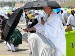 Viral Jemaah Haji Payungi Istri Saat Salat di Jabal Rahmah, So Sweet!