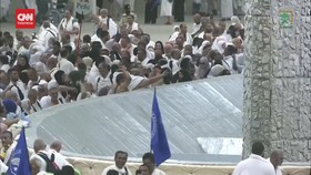 VIDEO: Jemaah Lempar Jumrah dalam Rangkaian Ibadah Haji