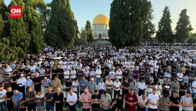 VIDEO: Jemaah Padati Kompleks Al Aqsa Ikut Salat Idul Adha