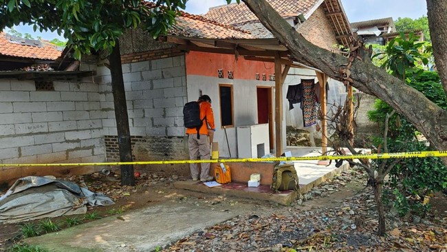Tukang bubur yang menjadi terduga teroris di Karawang disebut sering berbicara sendiri dan tak pernah melepaskan headset.