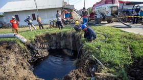 FOTO: Tumpahan Minyak Mentah Cemari Sungai di Indramayu