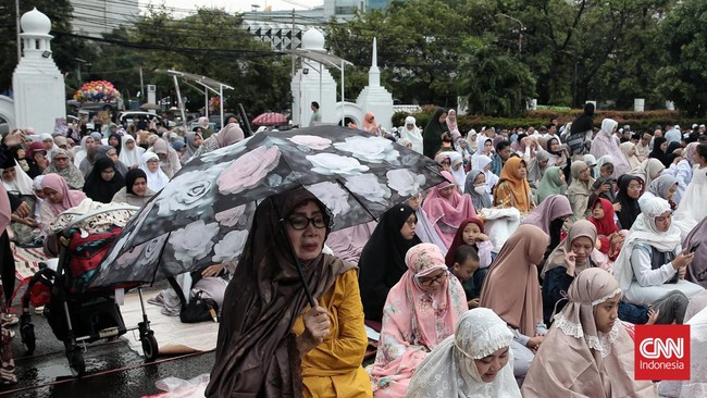 FOTO: Ribuan Umat Muslim Salat Iduladha di Masjid Agung Al Azhar