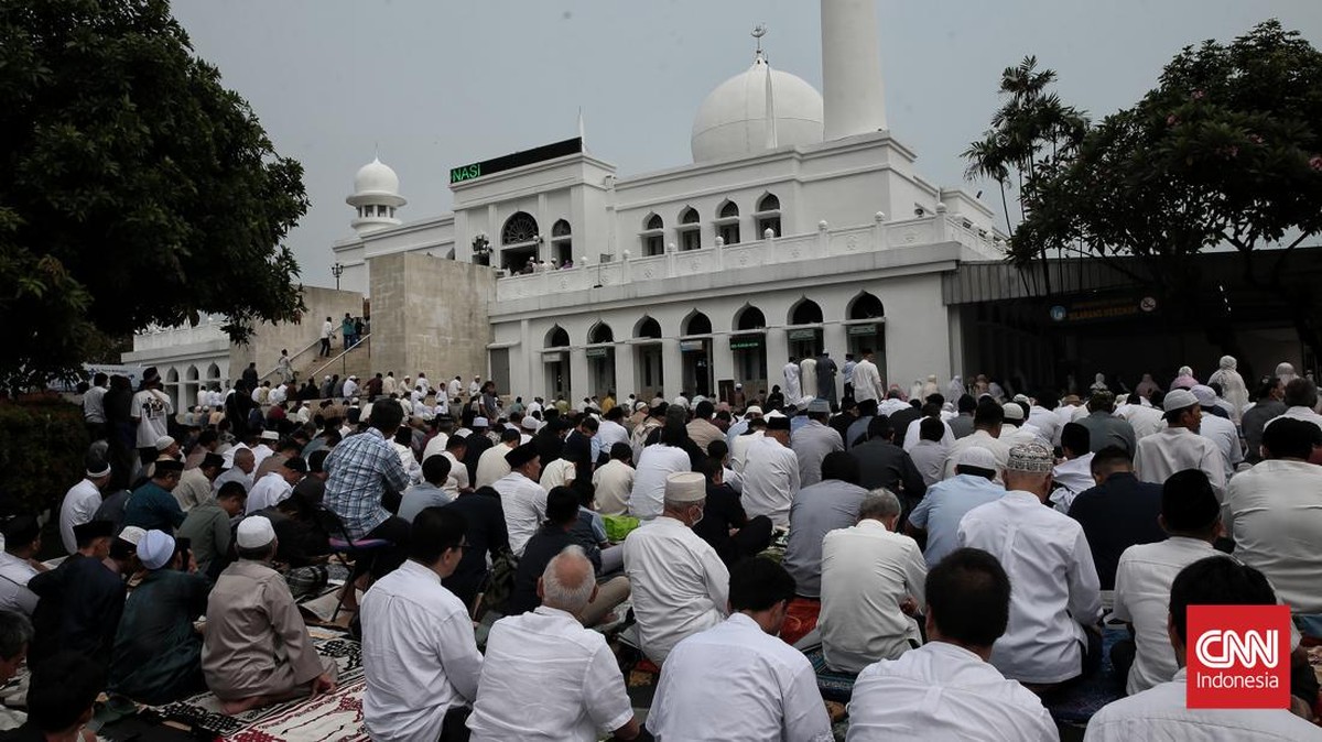 FOTO: Ribuan Umat Muslim Salat Iduladha di Masjid Agung Al Azhar