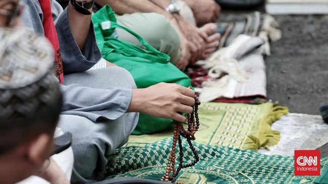 Istighosah diamalkan untuk menghilangkan kesulitan atau cobaan berat yang dialami muslim. Berikut bacaan istighosah singkat dalam Arab, latin, dan artinya.