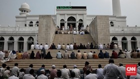 FOTO: Ribuan Umat Muslim Salat Iduladha di Masjid Agung Al Azhar