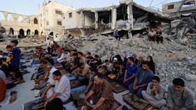 FOTO: Nestapa Warga Gaza Salat Iduladha di Reruntuhan Masjid Al-Rahma