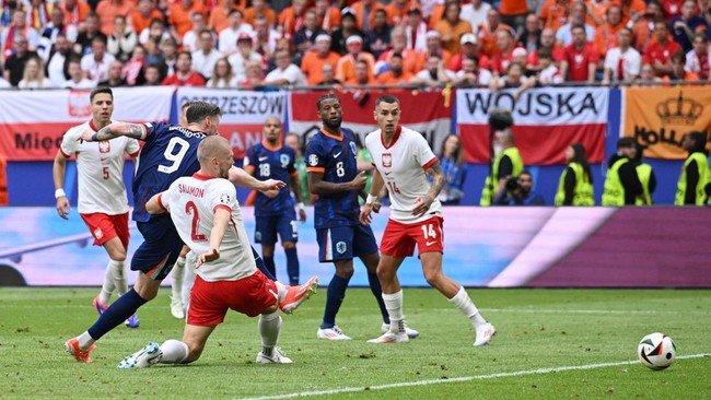 Timnas Belanda comeback menang 2-1 atas Polandia pada pertandingan Grup D Euro 2024 di Volksparkstadion, Minggu (16/6).