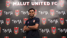 Yakob dan Yance Sayuri Resmi Gabung Malut United