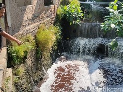 Air Sungai di Cianjur yang Berubah Jadi Warna Darah