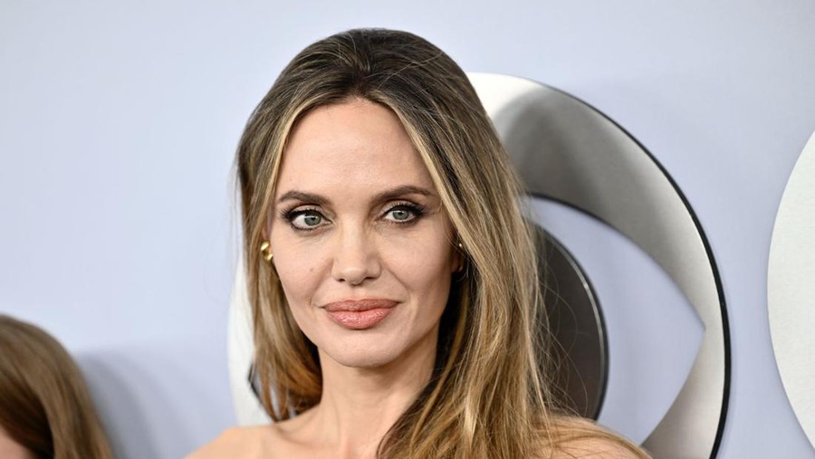 Angelina Jolie dan Vivienne Jolie Vivienne Jolie-Pitt, left, and Angelina Jolie arrive at the 77th Tony Awards on Sunday, June 16, 2024, in New York. (Photo by Evan Agostini/Invision/AP)