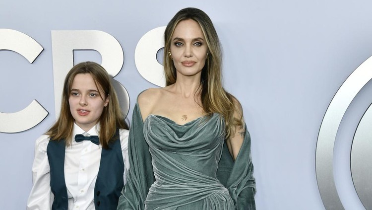 Vivienne Jolie-Pitt, left, and Angelina Jolie arrive at the 77th Tony Awards on Sunday, June 16, 2024, in New York. (Photo by Evan Agostini/Invision/AP)