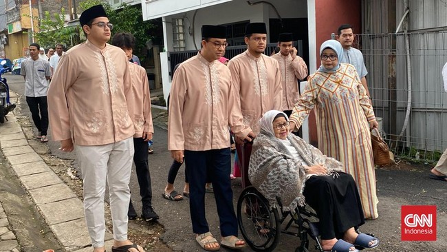 Anies Baswedan dan rombongan family mengikuti salat Iduladha di Masjid Babul Khoirot, Lebak Bulus, Jakarta. Ia datang ke masjid dengan melangkah kaki.