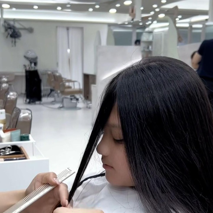 <p>Momen saat Arsy potong rambut dibagikan dalam bentuk video atau reels di Instagram. Asry tampak begitu antusias mencoba model rambut baru. "Style rambut Arsy udah kayak eonni Korea belum? gimana menurut kalian bagus enggak?" tulisnya, dikutip dari laman Instagram@ queenarsy, Senin (17/6/24). (Foto: Instagram@queenarsy)</p>