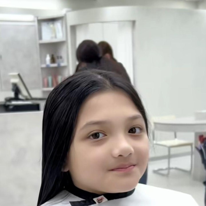 <p>Saat berada di Korea, Arsy juga menyempatkan diri potong rambut, Bunda. Anak perempuan 9 tahun ini mengubah model rambutnya yang lurus dna panjang menjadi model rambut populer di Korea. (Foto: Instagram@ queenarsy)</p>