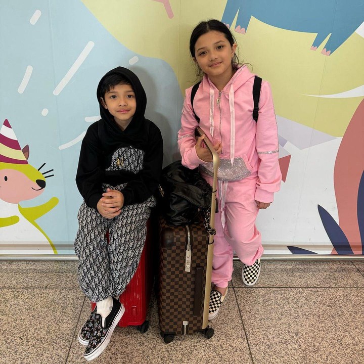 <p>Melalui akun Instagram miliknya, Arsy juga membagikan aktivias selama berlibur di Korea Selatan. Dalam salah satu potret, Arsy ini mengunggah foto bersama adiknya, Arsya Hermansyah. (Foto: Instagram@ queenarsy)</p>