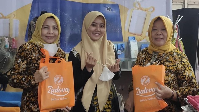 Berkat KUR BRI, Zialova Batik yang dirintis Nur Afidatul Azimah mampu menjadi produsen fesyen batik ternama di Pekalongan yang sukses tembus pasar global.