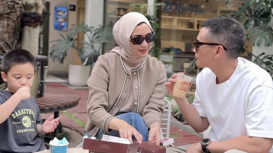 Citra Kirana dan Rezky Aditya Naik Haji&comma; Sebelumnya Juga Kompak Kulineran